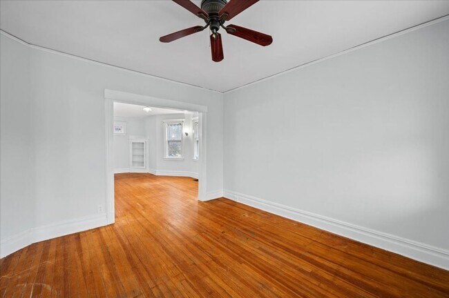 Building Photo - 4 Bed 1 Bath Large Home
