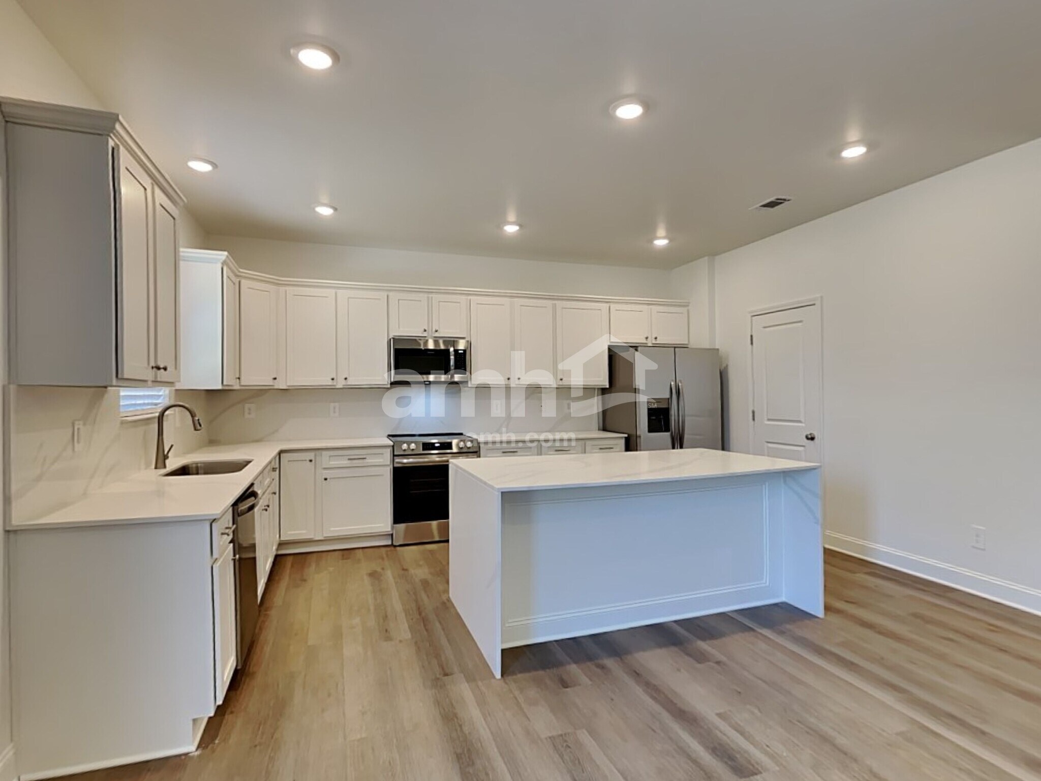 Building Photo - 305 Golucke Way