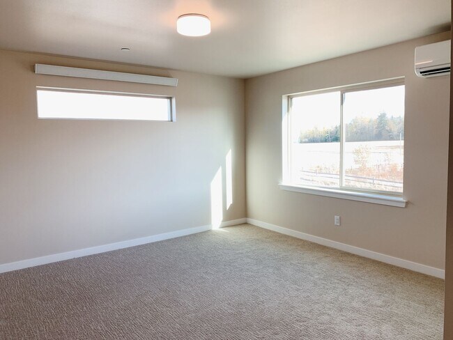 Building Photo - Lease Takeover Available NOW! Sunny 3 bdrm, 2.5 bath in Cordata Neighborhood