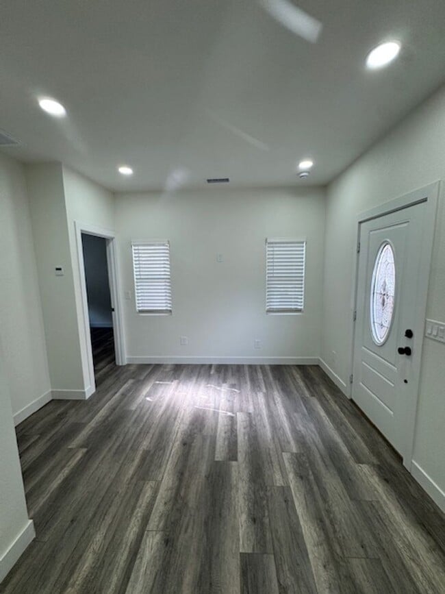 Building Photo - Beautiful Recently Remodeled 2-Bedroom ADU