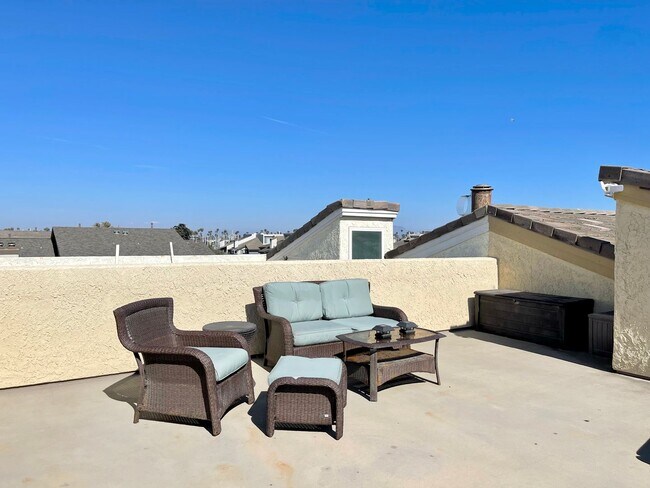 Building Photo - FULLY FURNISHED | Hollywood Beach | Oxnard | 3Bed + 2Bath