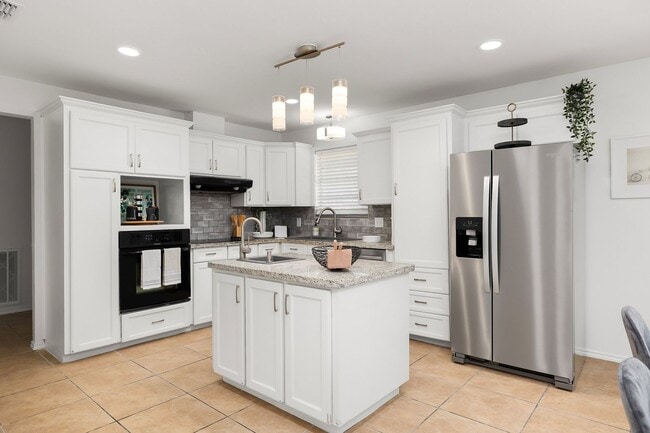 Building Photo - Sunny & Stylish Mission Home!