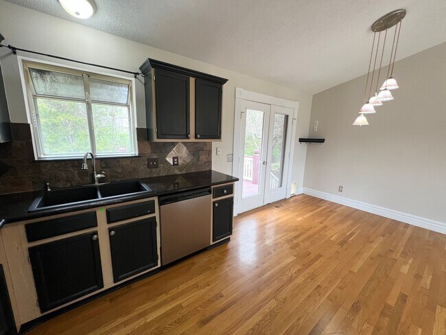 Building Photo - 3 Bedroom 2 Bath Home In the Francis Howel...