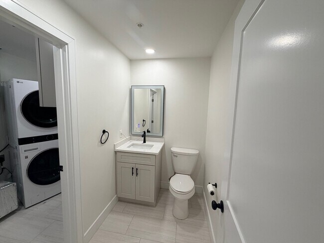 Building Photo - 17 School St