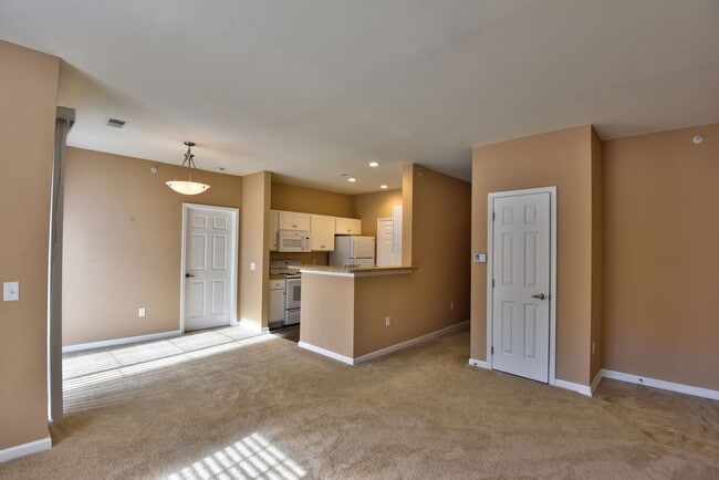 Building Photo - Second Floor Front View 2 Bedroom in a Gated Community!