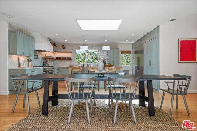 Building Photo - 215 S Medio Dr