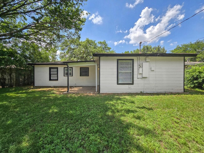Building Photo - 601 Brookfield Dr
