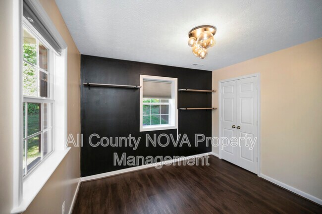 Building Photo - 610 Kensington Dr