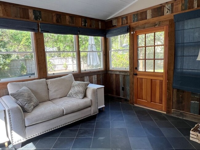 Building Photo - Updated Old Woodlands Plantation Home with Fenced Yard