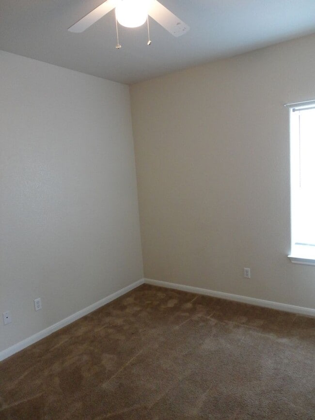 Building Photo - Nice 4 bedroom house close to down town!