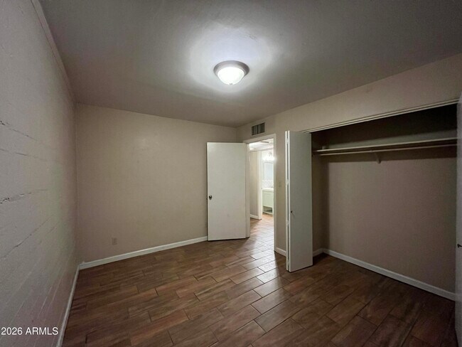 Building Photo - 521 W 10th St