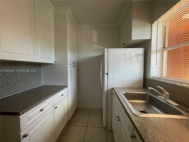 Building Photo - 1245 W 24th St