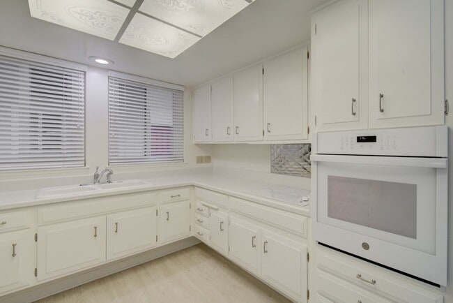 Building Photo - 328 Avenida Carmel