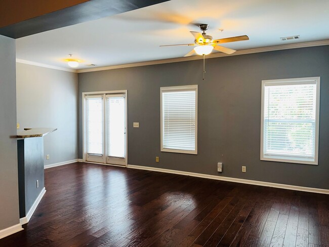 Building Photo - HOA community, swim/tennis, 2 bed, 2bath, ...