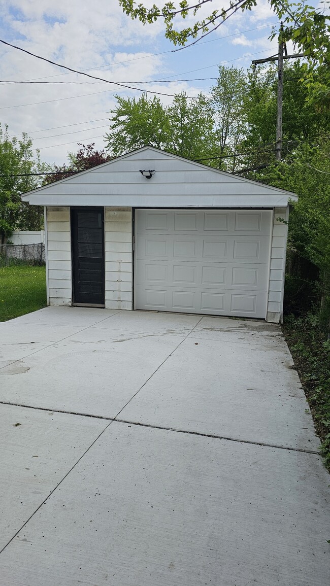 Building Photo - 11716 Kinloch St