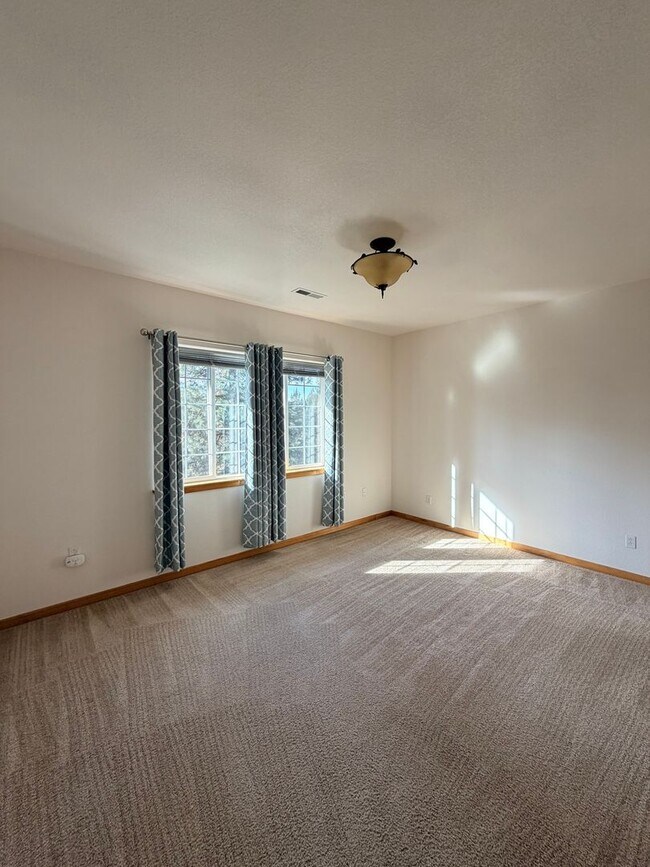 Building Photo - Spacious 3-Bed Home with Private Baths, Owners are offering a 10%discount to military families