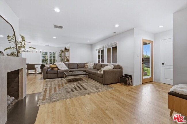 Building Photo - 5208 Woodman Ave