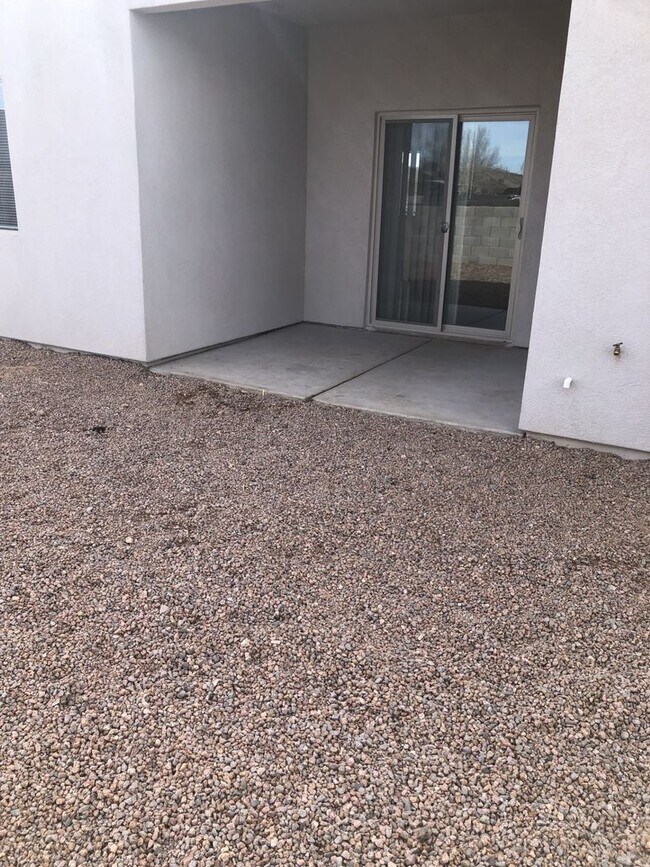 Building Photo - Sparkling clean and move in ready. Call for a showing! (928) 453-2606