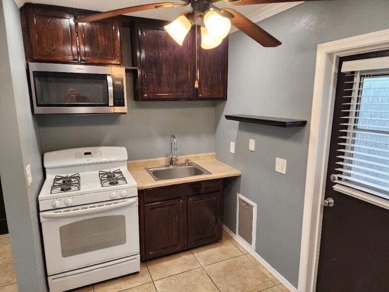 Building Photo - 715 S Pine St