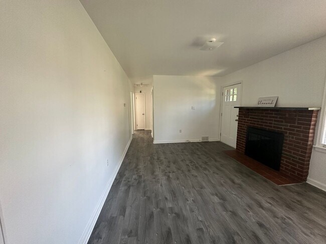 Building Photo - One Level Brick House Near University of L...