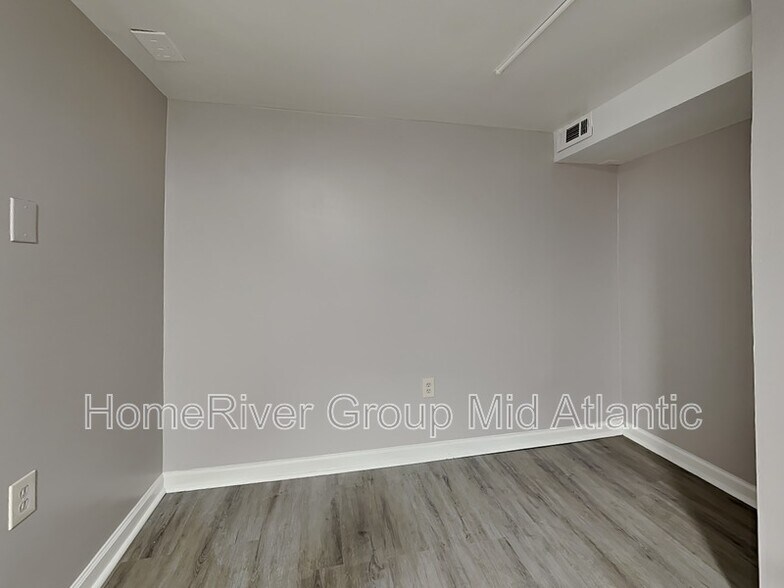 Building Photo - 702 Dolphin St