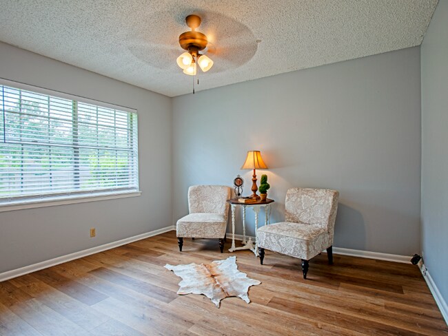 Building Photo - 2202 Aberdeen Dr