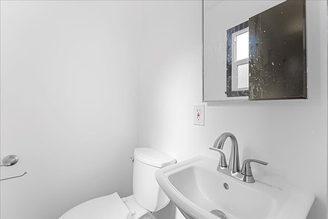 Building Photo - 107 S Aviation Blvd