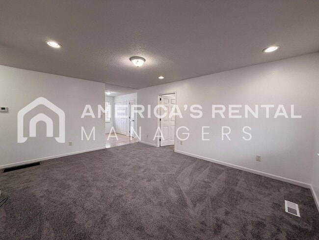 Building Photo - Updated Three Bedroom Two Bath Rental!