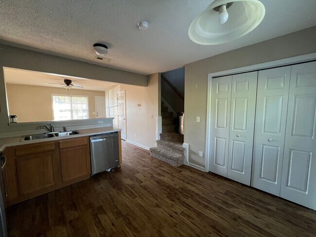 Building Photo - 216 Palace Cir
