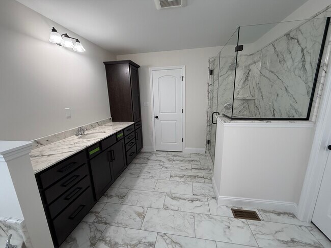 Building Photo - 156 Far Meadow Dr