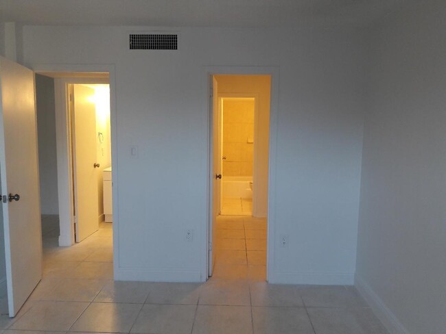 Large Master Bedroom - 1800 Sans Souci Blvd