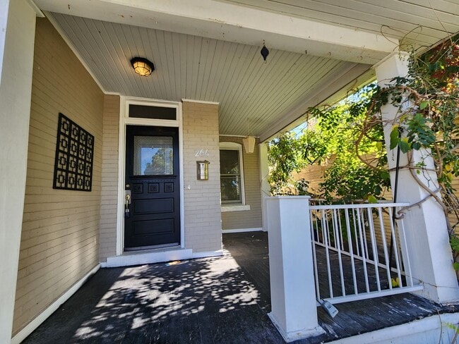 Building Photo - Amazing Avenues 2 bd house! Real Hardwood!