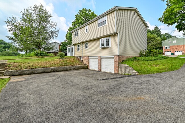 Building Photo - 4236 Tanglewood Dr