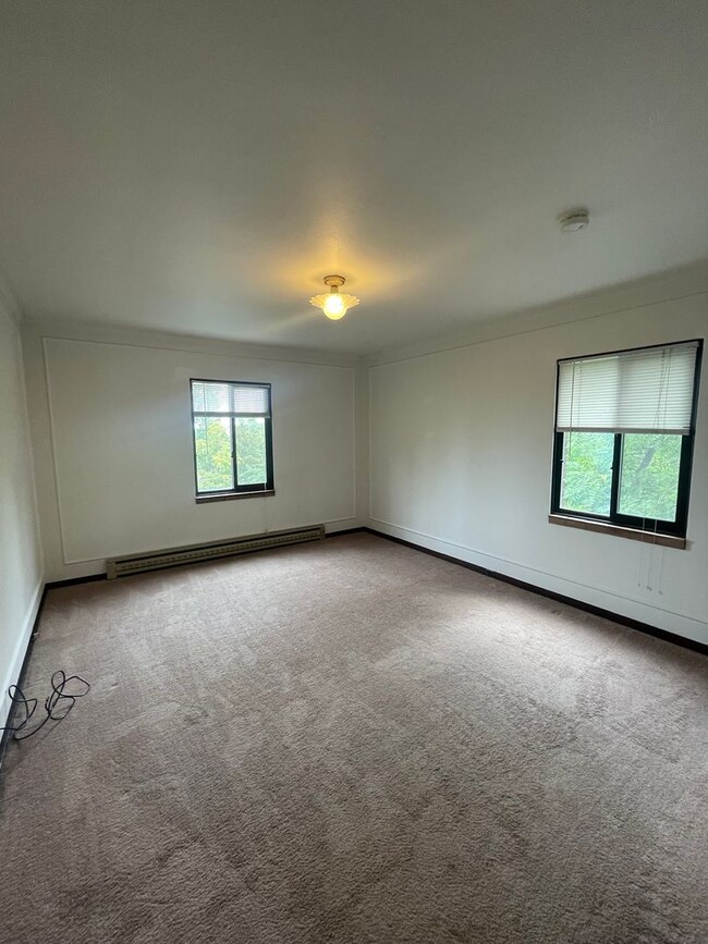 Building Photo - Two Bed One Bath with View