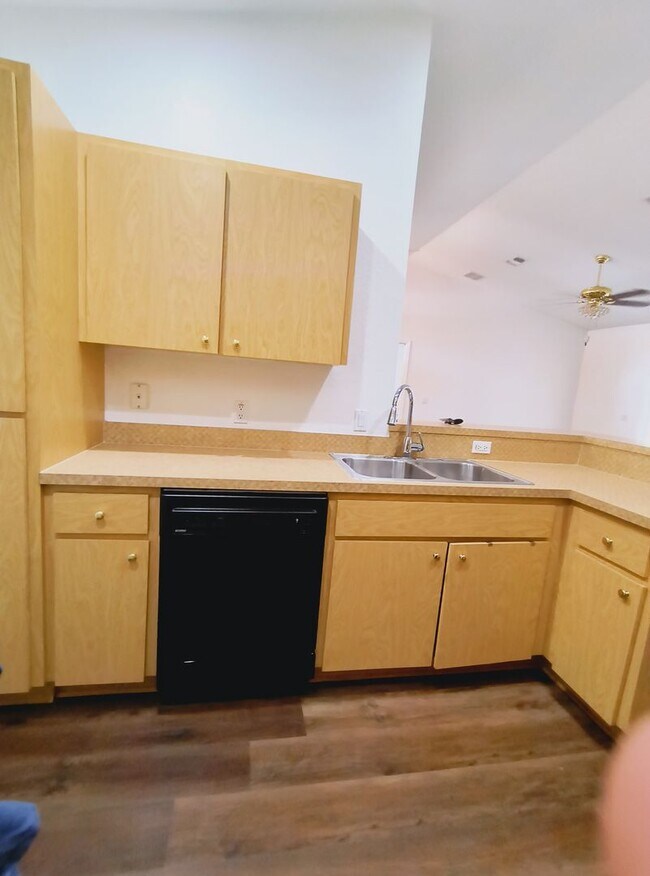 Building Photo - Beautiful 3 Bedroom 2 Bathroom Bungalow in...