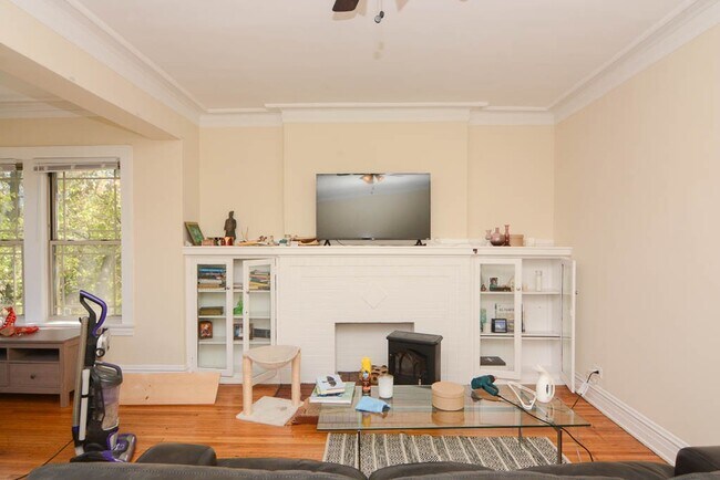 Building Photo - 4400 N Racine Ave