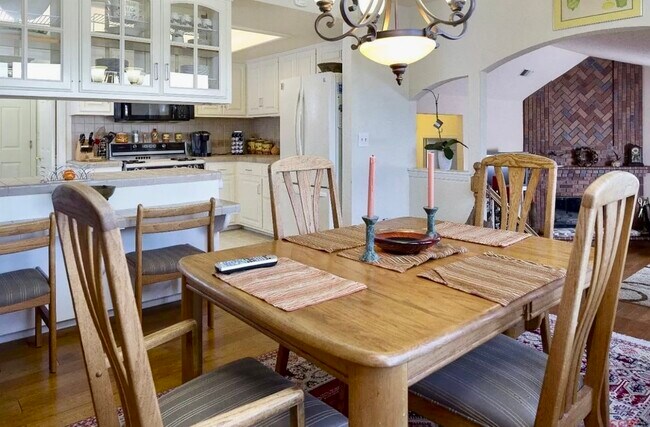 Building Photo - 684 Shamrock Ln