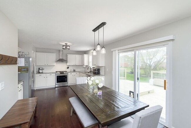 Building Photo - Beautiful updated home in West Carmel!