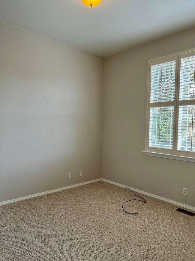 Building Photo - Spacious, Well-Appointed home in a Highly Desirable Location!