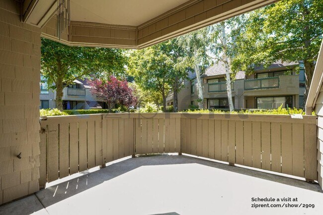 Building Photo - 25 Cove Ln