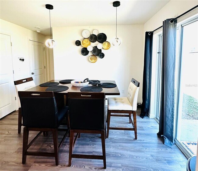 Building Photo - 1053 Ambleside Dr