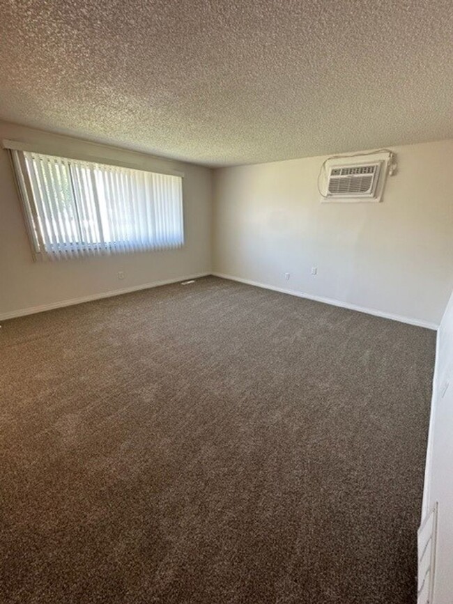Building Photo - Beautiful 4 Bedroom 2 Bathroom house! #1103