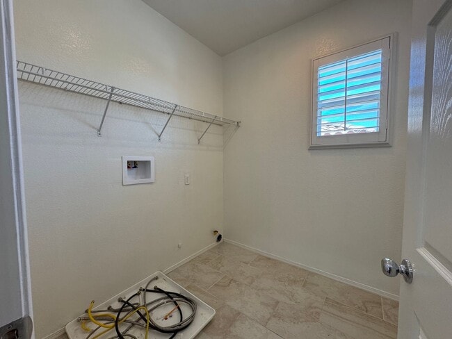 Building Photo - 5 Bedroom Canyon Hills home