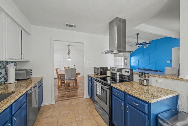 Building Photo - 913 Sandhurst Dr