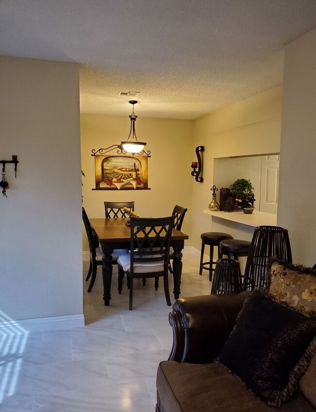 Building Photo - Cozy 2 Bedroom Townhome in the Northwest!
