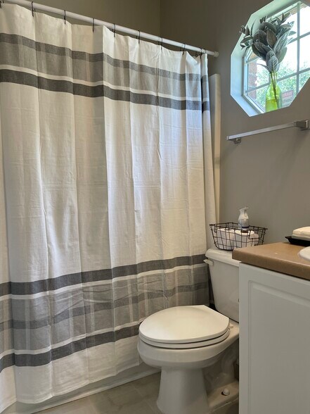 2nd Bathroom - 305 Morgan Pines Dr