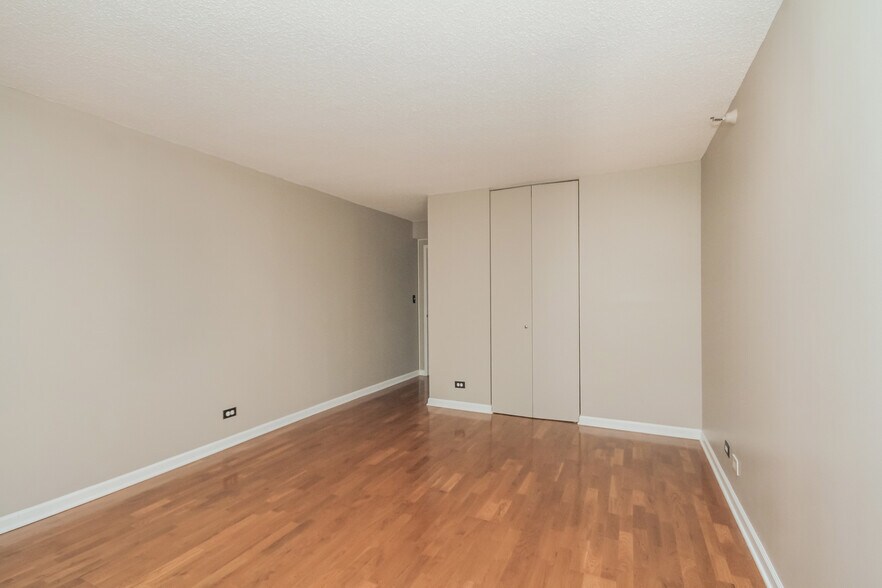 Building Photo - 10 E Ontario St