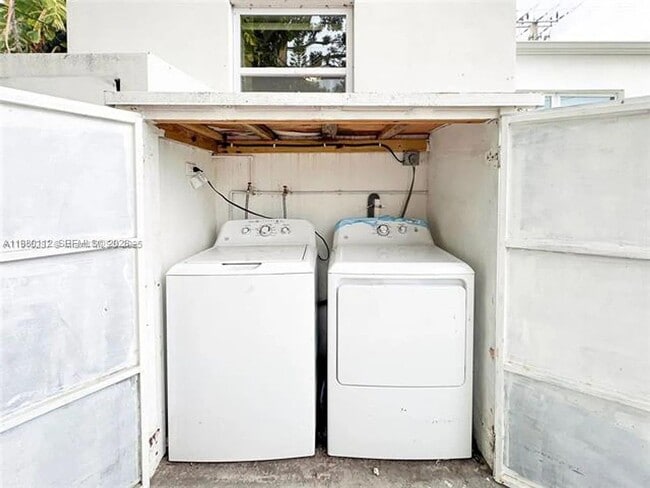 Building Photo - 968 NE 80th St