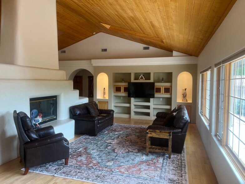 Building Photo - 2504 Griegos Pl NW