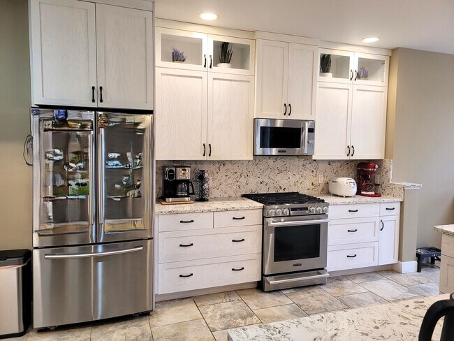 Building Photo - Beautiful Home in Desirable Geneva Neighborhood - 2700 sqft